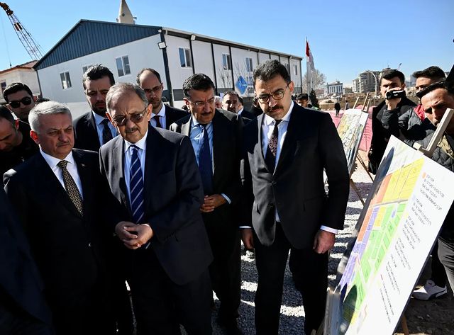 Bakan Özhaseki ve Vali Yazıcı, Malatya'daki Bakırcılar Çarşısı'nda yapılan çalışmaları inceledi ve değerlendirdi.