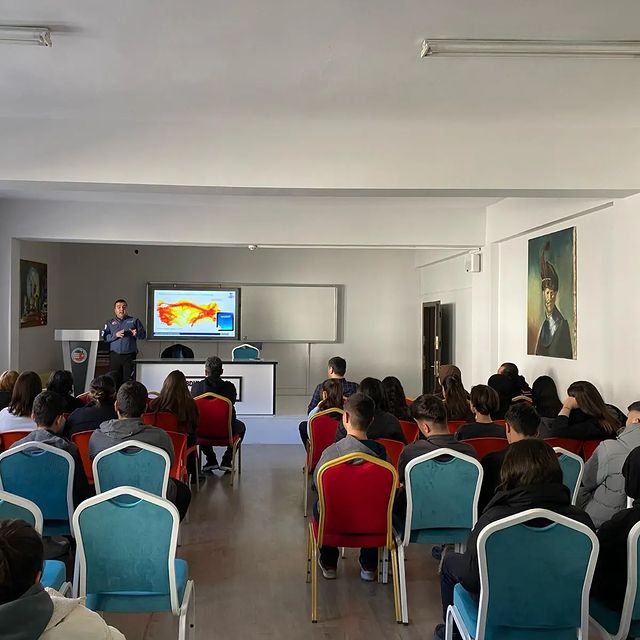 Malatya'daki Abdulkadir Eriş Güzel Sanatlar Lisesi, afetlere karşı öğrenci ve öğretmenlerine özel eğitim programı düzenledi