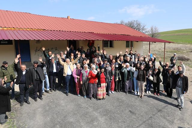 Arguvan Belediye Başkanı Mehmet Kızıldaş, mahalleleri ziyaret ederek projelerini paylaştı.