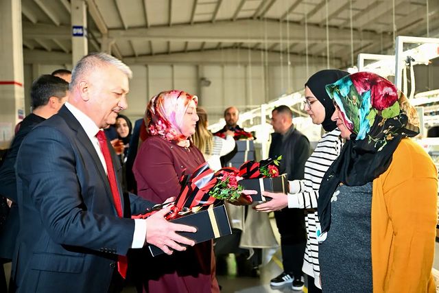 Vali Yazıcı ve eşi, Kadınlar Günü'nde İntem Triko fabrikasını ziyaret etti.