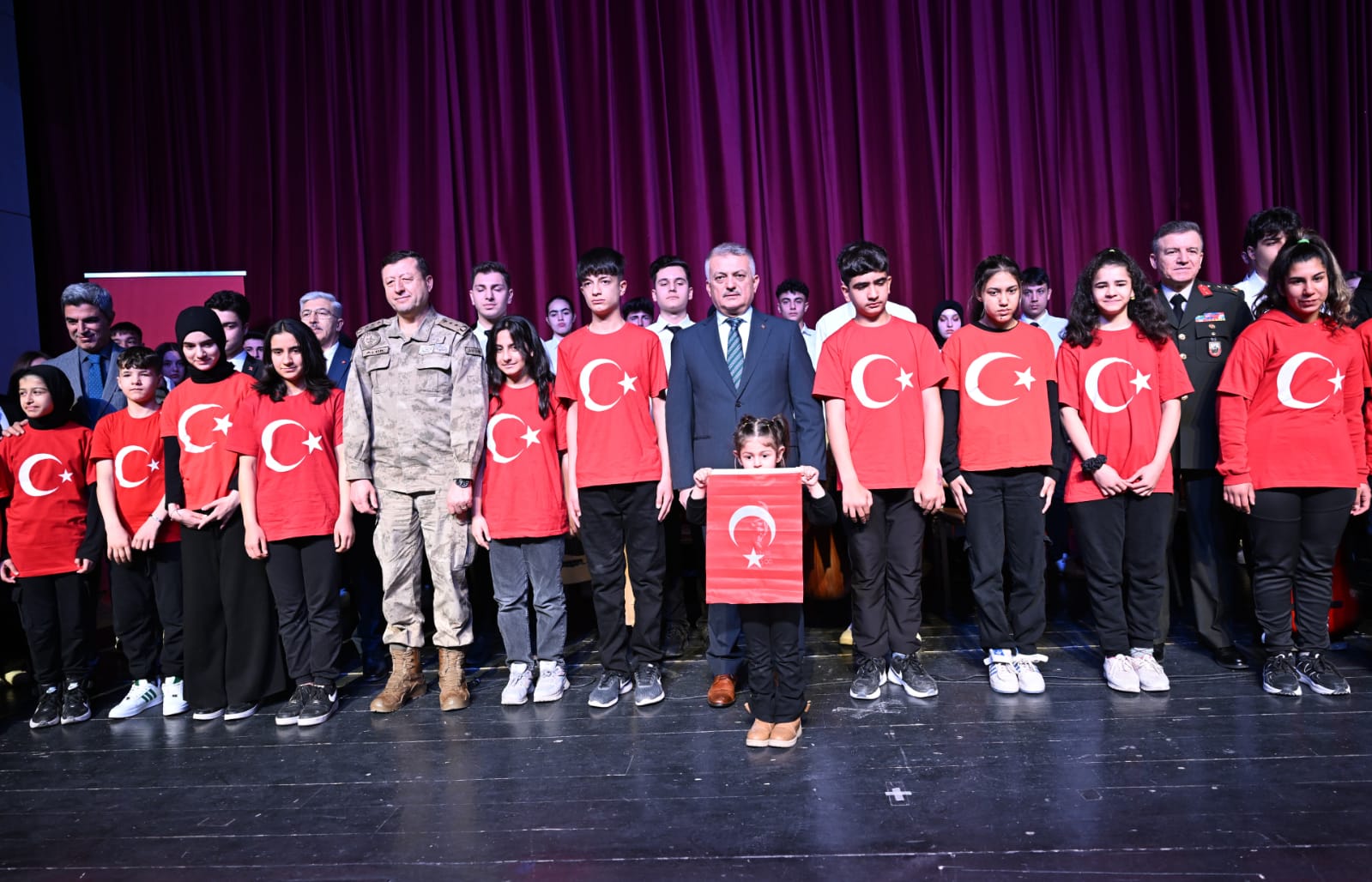 Malatya'da Vali Ersin Yazıcı, İstiklal Marşı'nın kabulü ve Mehmet Akif Ersoy'u anma programına katıldı.