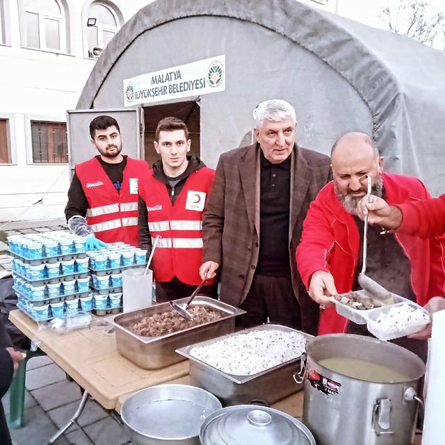 Malatya'da Hanımın Çiftliği Mahallesi'nde Ramazan Ayı boyunca kurulan iftar çadırı, tüm vatandaşları ağırlıyor