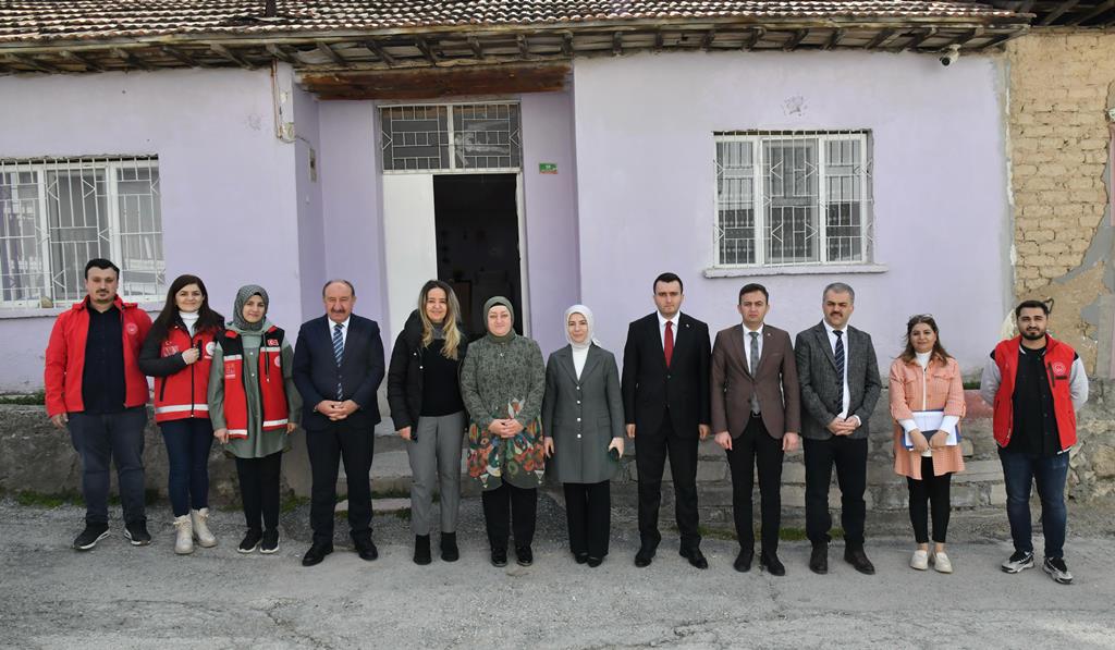 Hanife Yazıcı, Ramazan Ayı'nda haneleri ziyaret etti