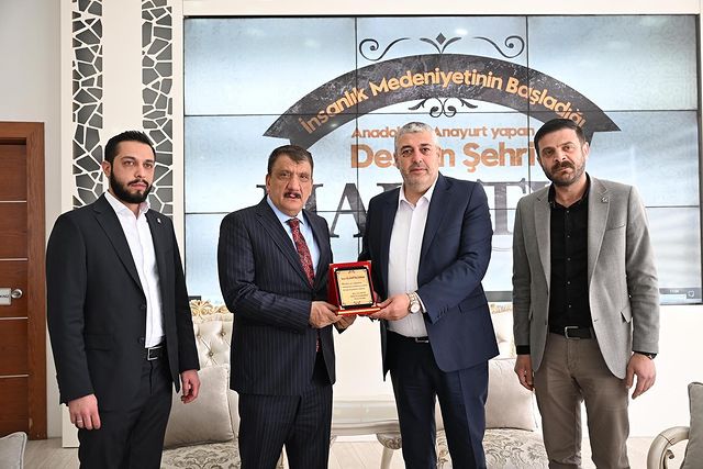 Malatya Büyükşehir Belediye Başkanı Selahattin Gürkan, Milli Yol Partisi'nin nezaket ziyaretinde plaket aldı