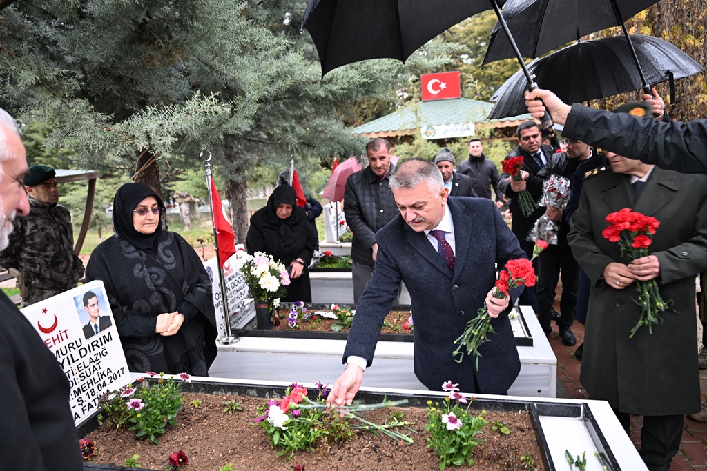 Vali Ersin Yazıcı, Çanakkale Zaferi'nin 109. yıl dönümünde Malatya'da şehitleri anma programında yer aldı.