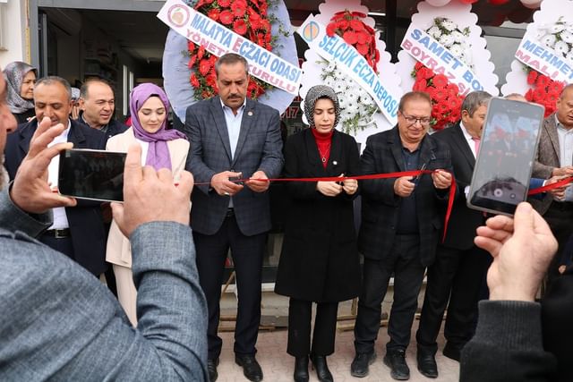 Akçadağ ilçesinde yeni bir eczane sağlık hizmetine başladı