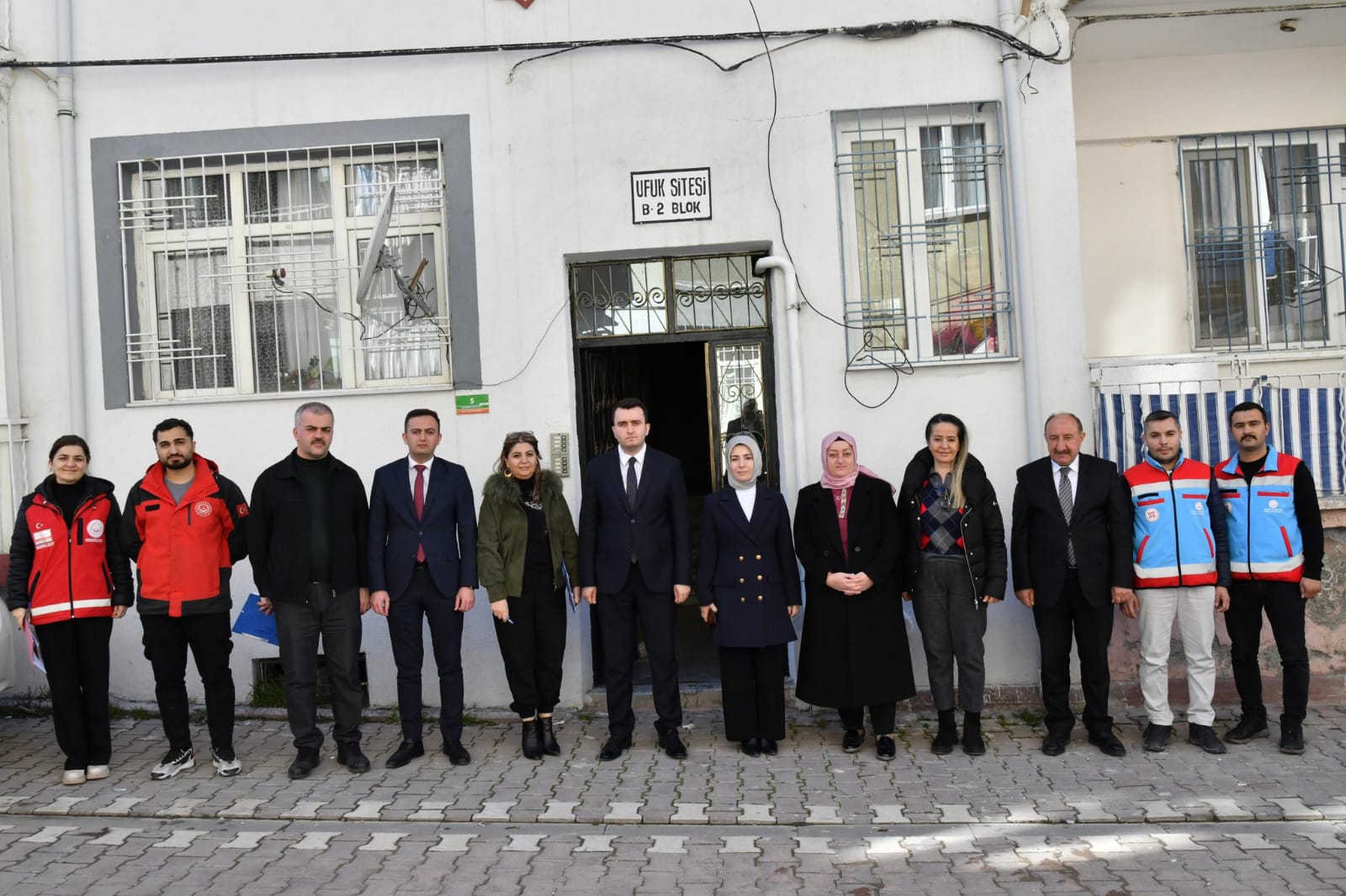 Hanımefendi Hanife Yazıcı, Yeşilyurt ve Battalgazi ilçelerindeki ailelerin evlerine ziyaret ederek destek sağladı.