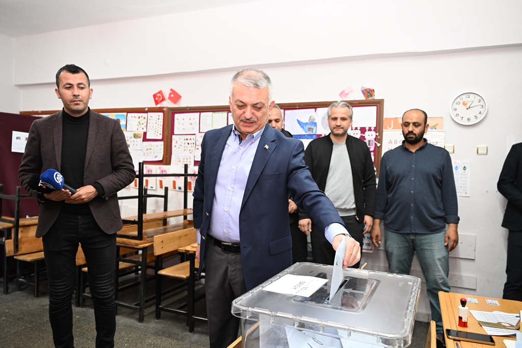 Vali Ersin Yazıcı ve eşi Hanımefendi Hanife Yazıcı, Malatya'da oy kullandı.
