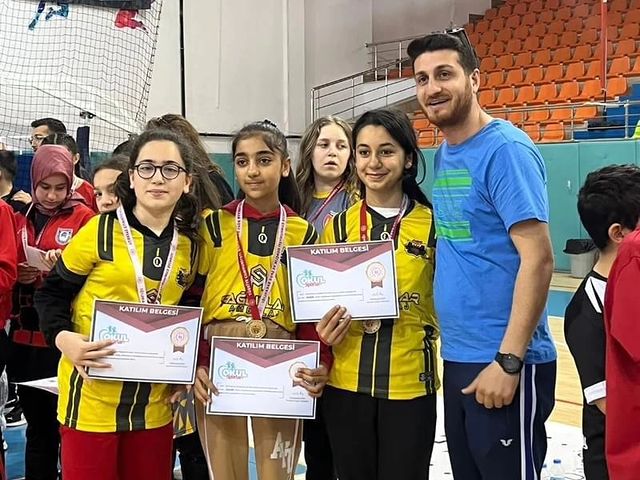 Malatya'nın Hatice İsmet Şeftalicioğlu Ortaokulu, Floor Curling branşında büyük bir başarı elde ederek Türkiye Şampiyonası'na katılmaya hak kazandı.