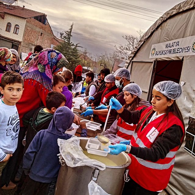 Kızılay, Malatya'da İhtiyaç Sahiplerine Sıcak Yemek Dağıtıyor