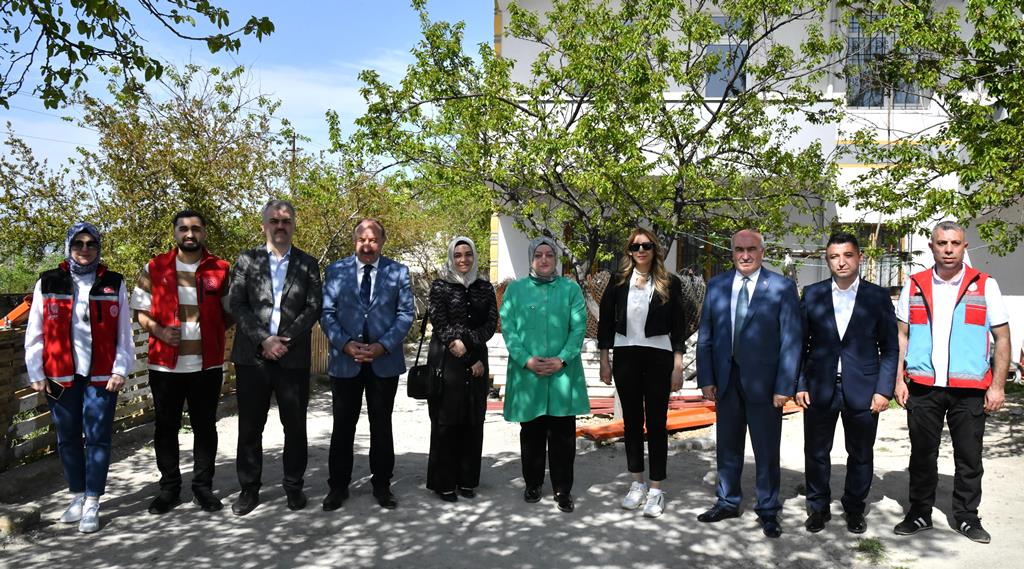 Hanımefendi Hanife Yazıcı, Yeşilyurt ve Battalgazi ilçelerinde aileleri ziyaret etti.