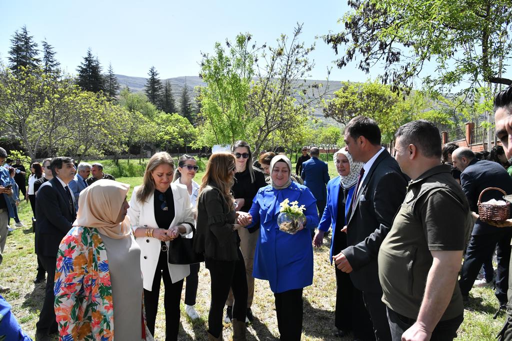 Hanife Yazıcı ve Heyeti, Beydağı Tabiat Parkı'nda endemik bitki türü dikim etkinliğine katıldı.