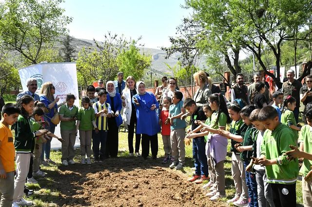 Malatya Beydağı Tabiat Parkı'nda Düzenlenen Çiçek Ekim Programıyla Doğa ve Çevre Bilinci Arttırılıyor