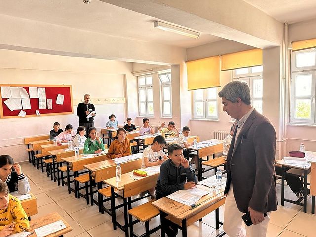 Malatya İl Milli Eğitim Müdürü Behçet Bakır, Bursluluk Sınavı'na destek vermeye devam ediyor