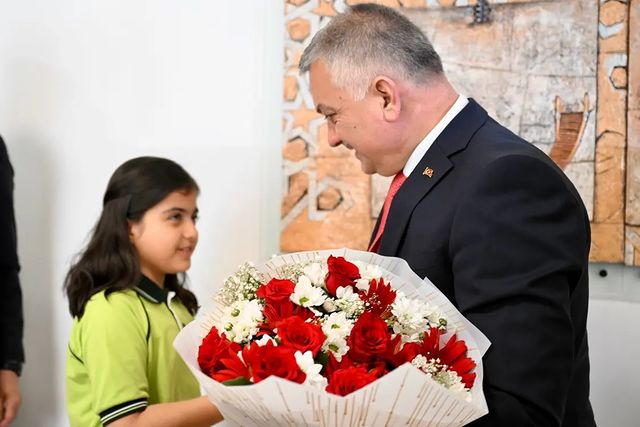 Malatya Valisi, Çocuk Bayramı'nda öğrenciye valilik koltuğunu devretti