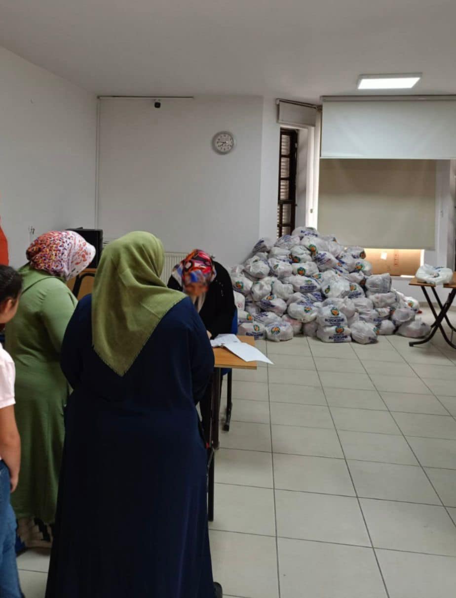 Malatya'da Vahap Küçük Hayır Çarşısı İhtiyaç Sahiplerine Yardım Eli Uzatıyor